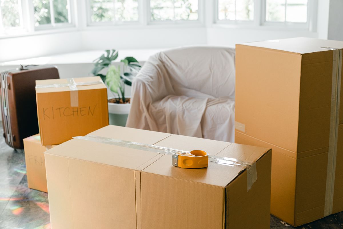 Cartons de déménagement étiquetés cuisine